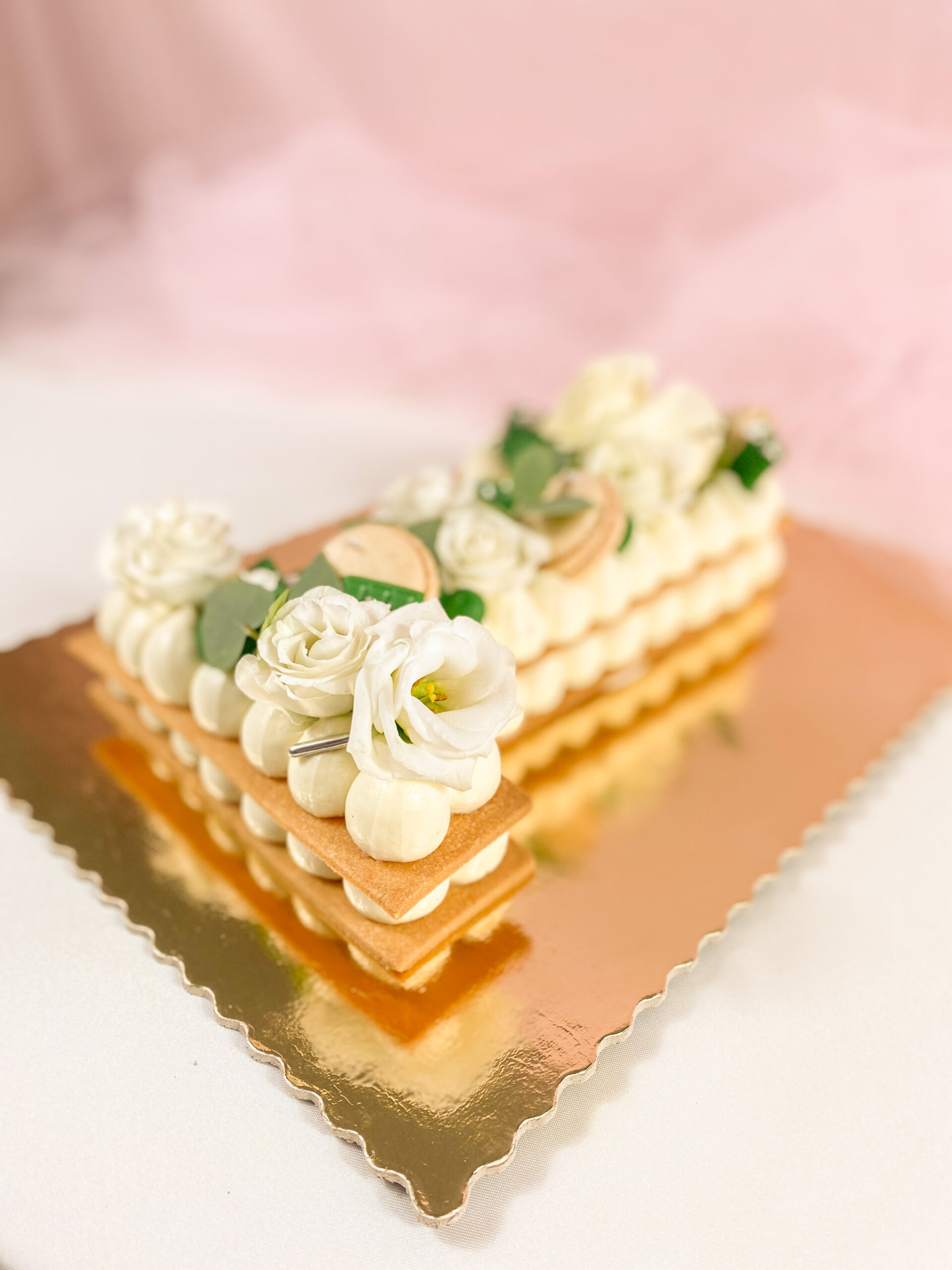 Cream tart dettaglio rose e verde pastello