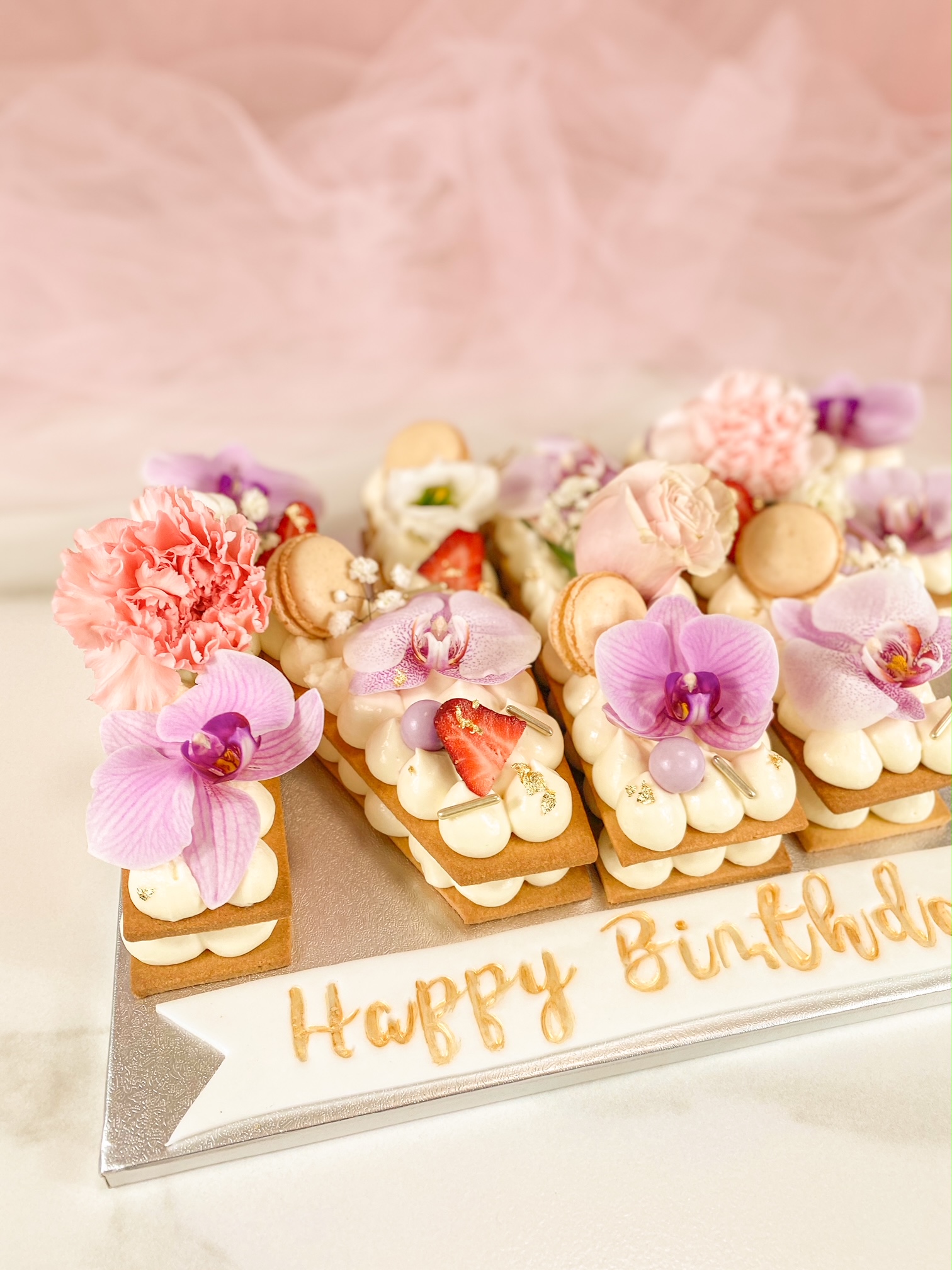 Cream tart elegante lettere happy birthday