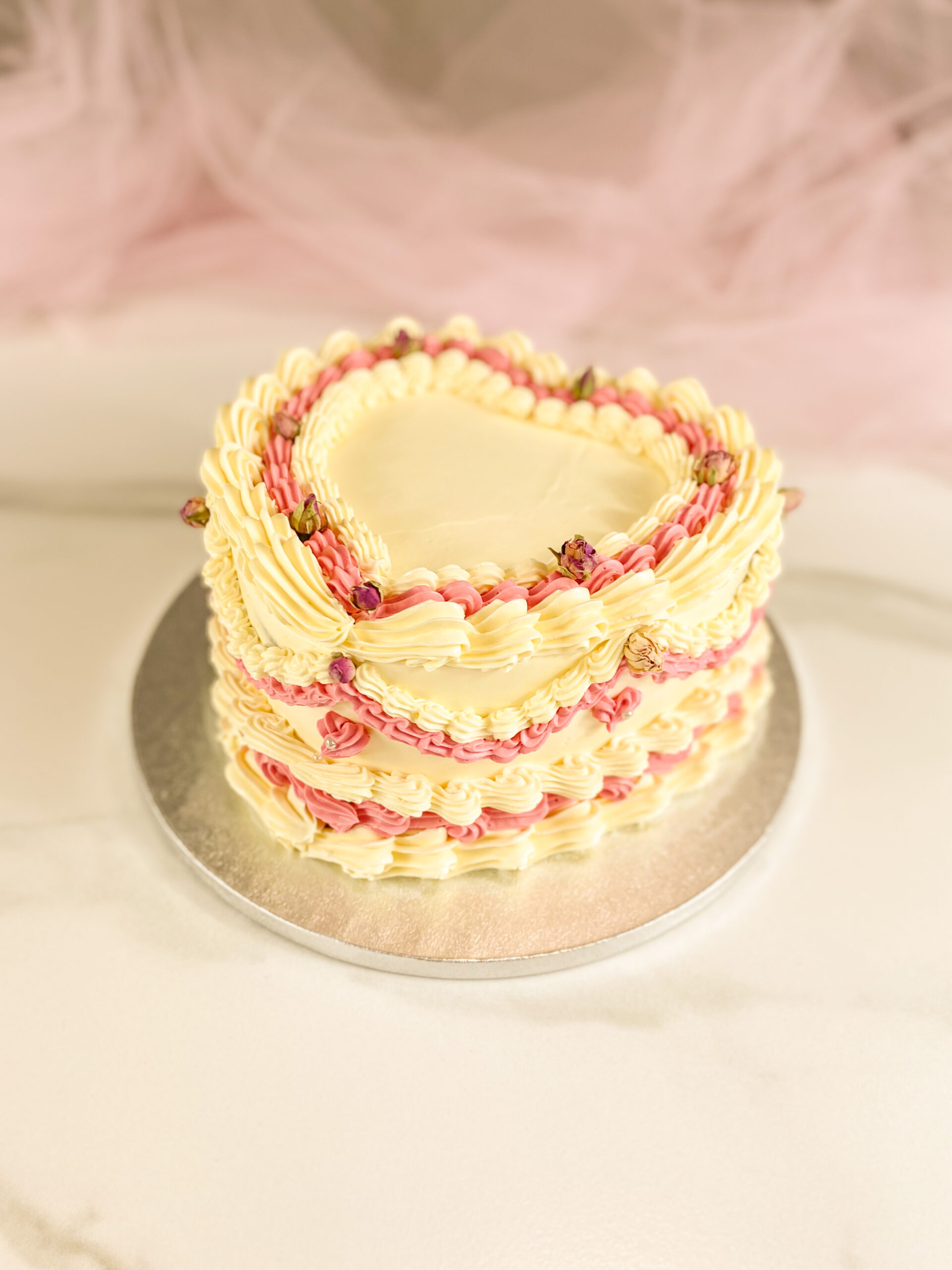 Torta Cake design decorat rosa e bianca