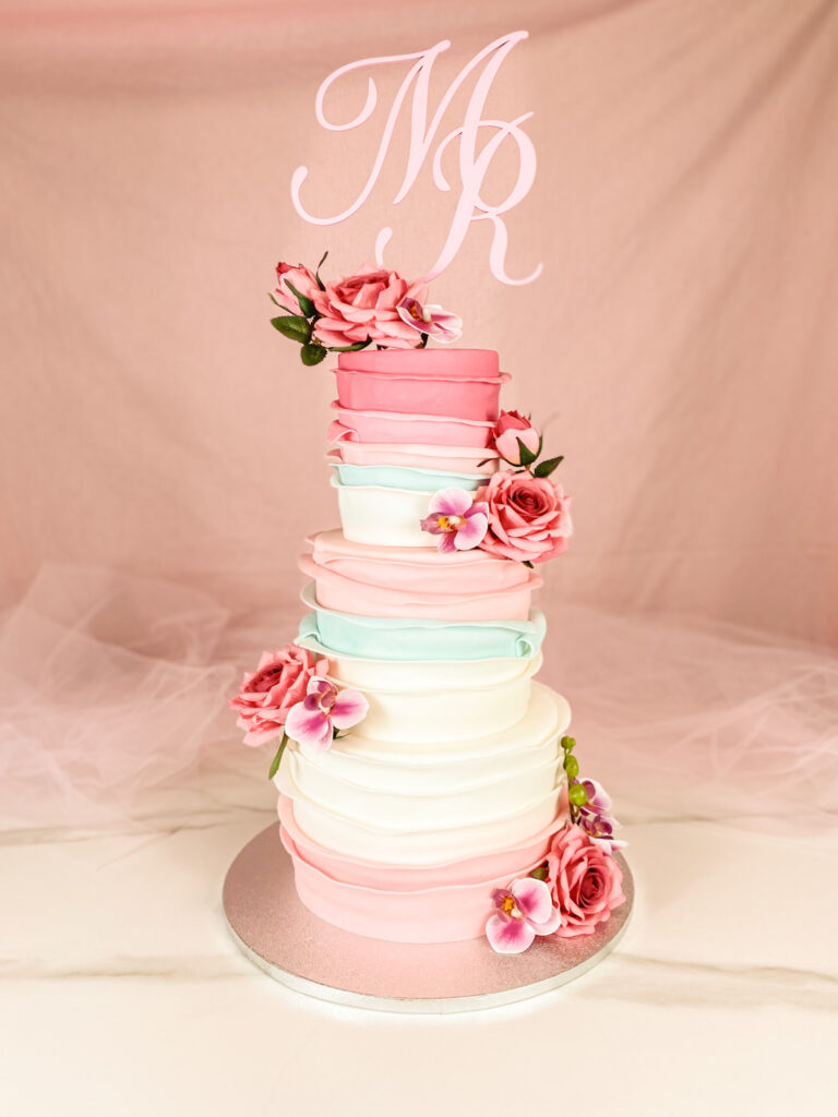 Torta Cake Design elegante con fiori vera